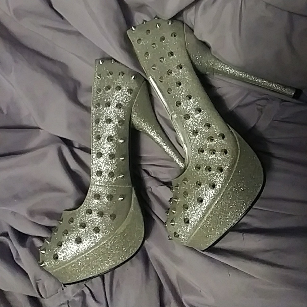 Rue21 Platform Spiked Silver Glitter Pump Size 8/9